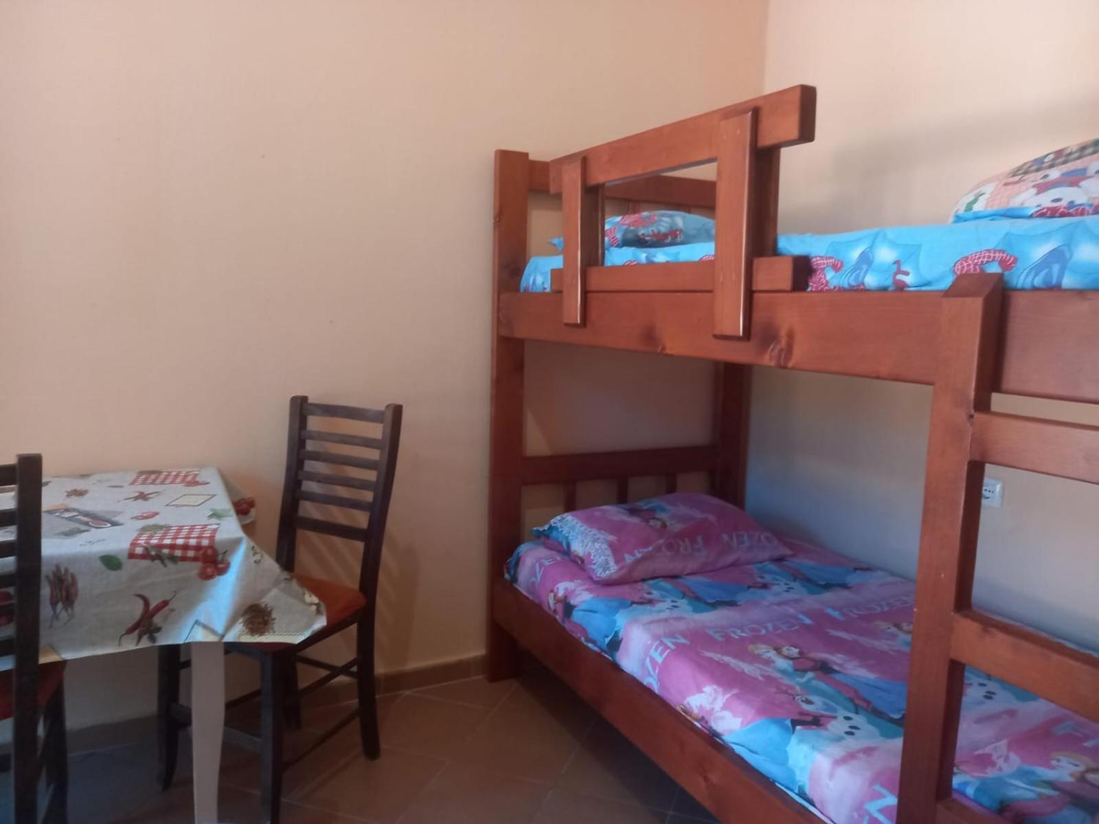 Quarto em Acomodações Particulares For Rent Divjake